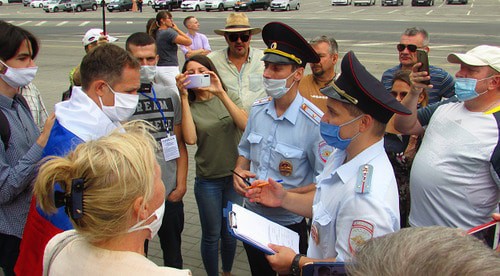 Policemen talking to rally participants in Volgograd , August 1, 2020. Photo by the Caucasian Knot correspondent