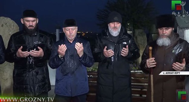 Chechen officials standing at the Akhmat Kadyrov' grave. Screenshot from video posted by ChGTRK 'Grozny': https://www.youtube.com/watch?v=rTNrwO_-jl4&feature=emb_title