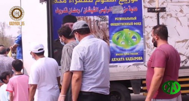 Distribution of sacrificial animals to residents of Mecca on the occasion of the Eid al-Adha holiday. Screenshot of the video on Ramzan Kadyrov's page on VKontakte https://vk.com/ramzan?w=wall279938622_513271