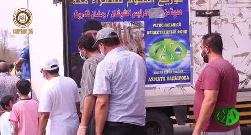 Distribution of sacrificial animals to residents of Mecca on the occasion of the Eid al-Adha holiday. Screenshot of the video on Ramzan Kadyrov's page on VKontakte https://vk.com/ramzan?w=wall279938622_513271