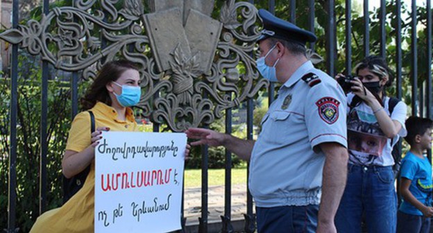 A rally to support residents of Jermuk. The poster reads, "Democracy is in Jermuk, not in Yerevan." Yerevan, August 10, 2020. Photo by Tigran Petrosyan for the "Caucasian Knot"