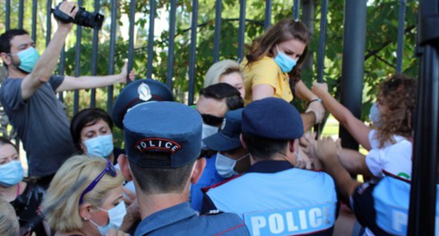 The detention of the participants of a protest action in support of Jermuk residents on August 9. Photo by Tigran Petrosyan for the "Caucasian Knot"