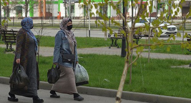 Women wearing face masks in the streets of Grozny. Photo: REUTERS/Ramzan Musaev