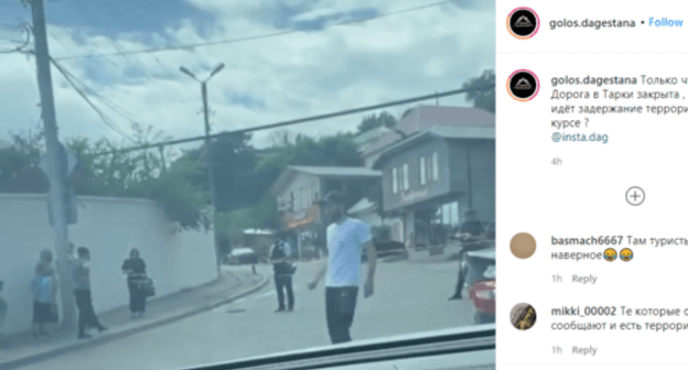 A road blocked by law enforcers near the Mount Tarki-Tau. Screenshot of the video https://www.instagram.com/p/CD50BOaImjg/