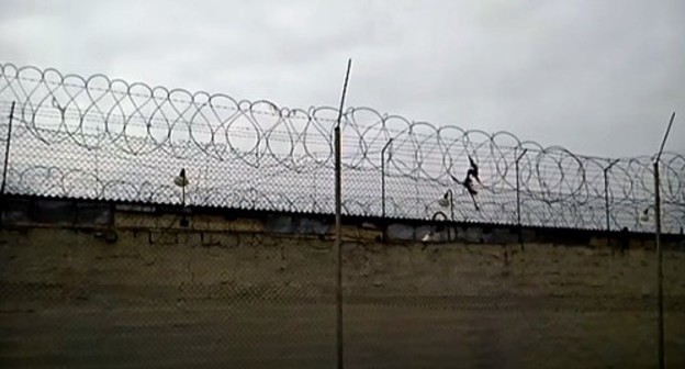 Prison fence of the Gubustan prison in Azerbaijan. Screenshot: https://www.youtube.com/watch?v=DcpPxihJrMg&feature=emb_logo