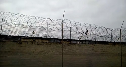 Prison fence of the Gubustan prison in Azerbaijan. Screenshot: https://www.youtube.com/watch?v=DcpPxihJrMg&feature=emb_logo