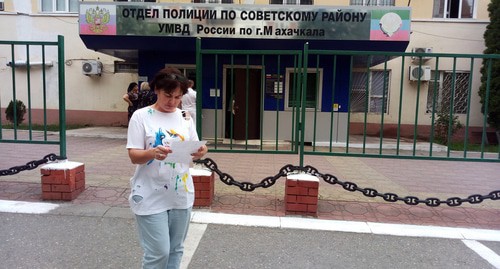 Elena Barzukaeva at a police station in Makhachkala, August 21, 2020. Photo by Rasul Magomedov for the Caucasian Knot