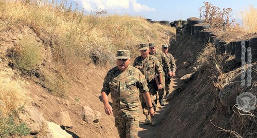 Monitor compliance on the part of the 5th fighting connections of a military unit N in combat positions of Armenia. Photo by the press service of the Armenian Ministry of Defence