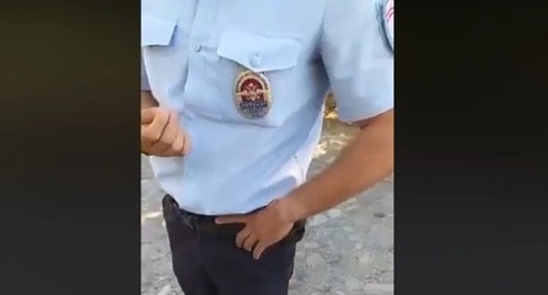 A policeman who stopped David Kankiya in the street. Screenshot: https://www.facebook.com/david.kankiya/posts/3279023522156256