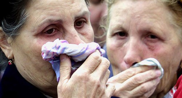 Relatives of the victims of the terror act in Gurianov Street. Photo: REUTERS/Dima Korotayev