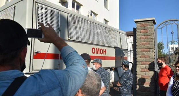 OMON vehicle driving into the courtyard. Photo by Konstantin Volgin for the Caucasian Knot