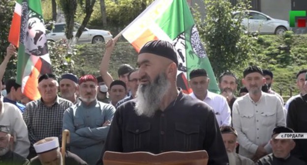 A gathering in the village of Gordali. Screenshot of the video by the Grozny TV channel