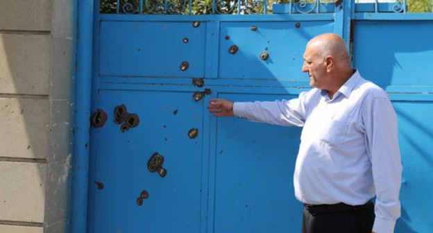 A resident of the city of Barda shows traces of shelling on the gates to his home. Photo by Aziz Karimov for the "Caucasian Knot"