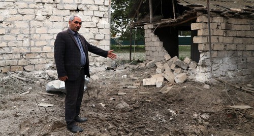 A resident of the village shows the area hit by a shell. Photo by Aziz Karimov for the "Caucasian Knot"