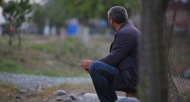 A resident of the city of Tartar near his home. Photo by Aziz Karimov for the "Caucasian Knot"