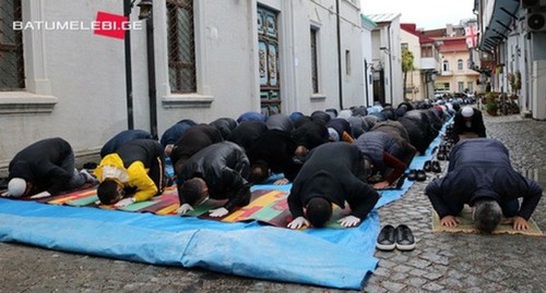 A collective namaz (prayer) in Batumi, May 24, 2020. The believers prayed not only in the mosque but also outside. Photo by Manana Kveliashvili, Batumelebi.netgazeti.ge