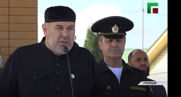 Officials at a ceremony to commission a residential building in Gudermes on October 7, 2010. Screenshot of the video by the "Caucasian Knot" https://www.youtube.com/watch?v=Ee9whMD0OjE