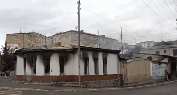 A building damaged by shelling in Stepanakert. Screenshot by the FRANCE 24 TV channel www.youtube.com/watch?v=m7yX8ITQ6YY