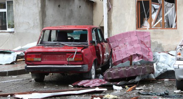 A car and a house damaged as a result of shelling attacks.  Photo: Aik Bagdasaryan /Photolure./Reuters