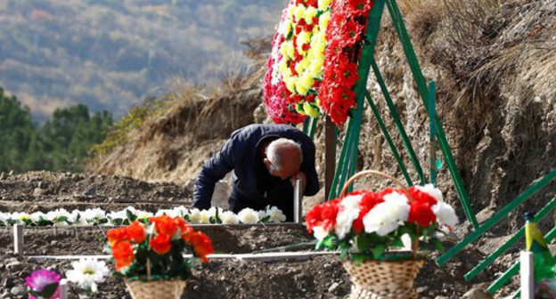 A man mourning at the grave of a fallen soldier who died during the military conflict in Nagorno-Karabakh, Stepanakert, October 14, 2020. REUTERS / Stringer