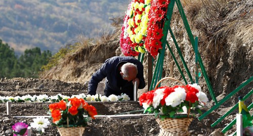 A man mourning at the grave of a fallen soldier who died during the military conflict in Nagorno-Karabakh, Stepanakert, October 14, 2020. REUTERS / Stringer