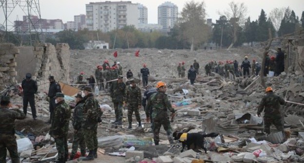 Rescuers clearing debris after shelling attack on Ganja, October 17, 2020. Photo by Aziz Karimov for the Caucasian Knot