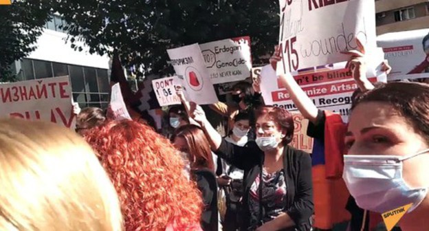 Participants of the protest action demanded from the UN officers to arrive to the conflict zone and register what was happening there. Photo: screenshot of the video by SPUTNIK https://ru.armeniasputnik.am/karabah/20201019/24970113/Ne-vidite-muzhchin-uslyshte-zhenschin--zhitelnitsy-Karabakha-proveli-aktsiyu-u-ofisa-OON.html