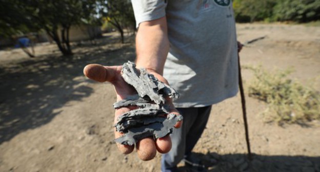 A villager shows shrapnel from the shell. October 19, 2020. Photo by Aziz Karimov for the "Caucasian Knot"