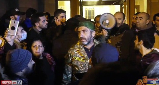 Participants of protests in Yerevan. Screenshot: https://www.youtube.com/watch?v=JbVFEkaXN98&feature=youtu.be