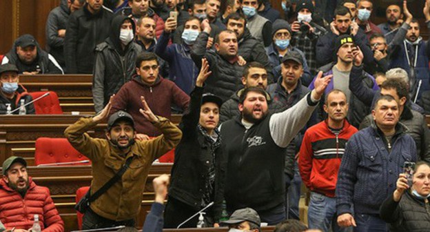 Armenians voice their protest against the agreement signed by Azerbaijan, Armenia and Russia, Yerevan, November 10, 2020. Photo: Vahram Baghdasaryan/Photolure via REUTERS