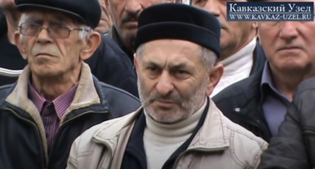 Gathering of residents of the village of Irganai, Dagestan, March 2014. Screenshot:  https://www.youtube.com/watch?v=aIbW-mNGJBM&feature=emb_logo