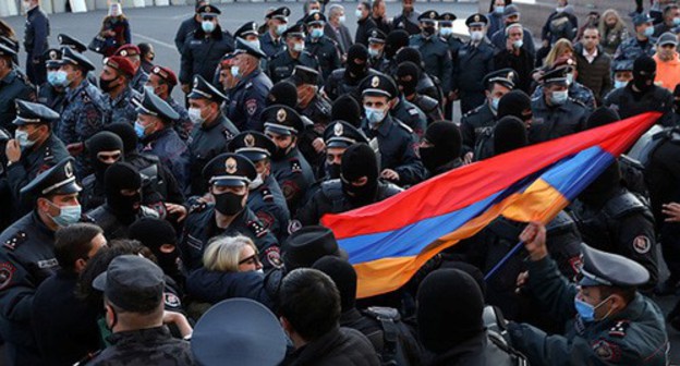 Policemen detain participants of the protest rally in Yerevan, November 12, 2020. Photo: Stepan Poghosyan/Photolure via REUTERS