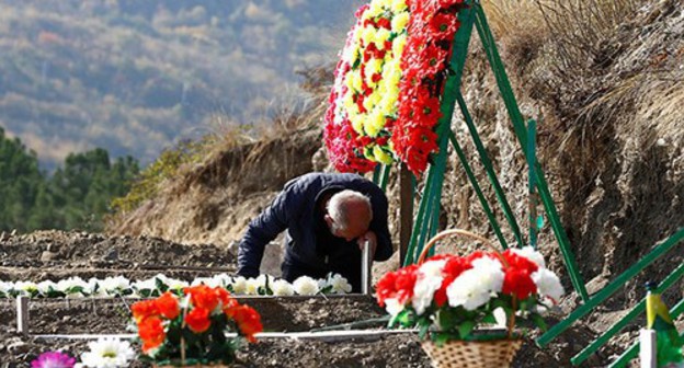 A man near the grave of the soldier killed in the battles in Nagorno-Karabakh. Stepanakert, October 14. 2020. Photo: REUTERS/Stringer