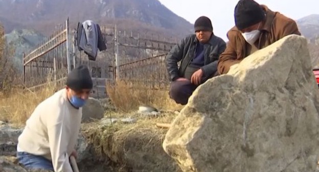 Residents of Karvachar dig up the remains of their relatives from the graves. Screenshot of the video by the "Sputnik Armenia" www.youtube.com/watch?v=jEdDZOTPViE&amp;feature=emb_log