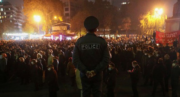 A police officer at a rally in Yerevan. November 18, 2020. Photo: REUTERS/Gleb Garanich