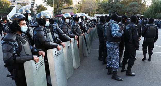 The police at a rally. Yerevan, November 12, 2020. Photo: Stepan Poghosyan/Photolure via REUTERS