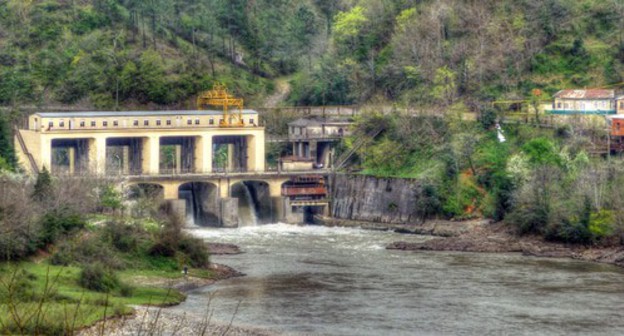 HPP on the Rioni River. Photo courtesy of  Roberto Strauss, https://commons.wikimedia.org/w/index.php?curid=34705045