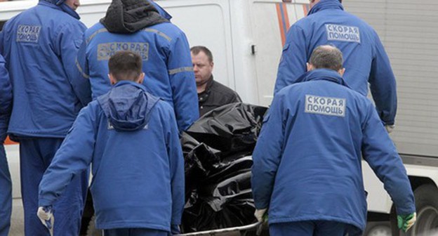 Medical workers carrying a body of victim of an explosion in the Moscow metro, March 29, 2010. Photo: REUTERS/Alexander Natruskin