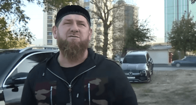 Ramzan Kadyrov standing in front of a car with tinted windows. Photo: https://youtu.be/alYmCZ8QxMk