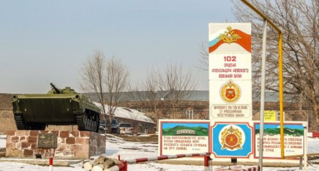 Memorial at the entrance the Russian military base in Gyumri. Photo by Tigran Petrosyan for the Caucasian Knot