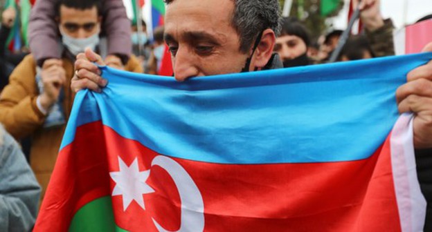 People participate in the festivities in the streets in Baku, Azerbaijan, December 1, 2020. Photo: REUTERS/Aziz Karimov