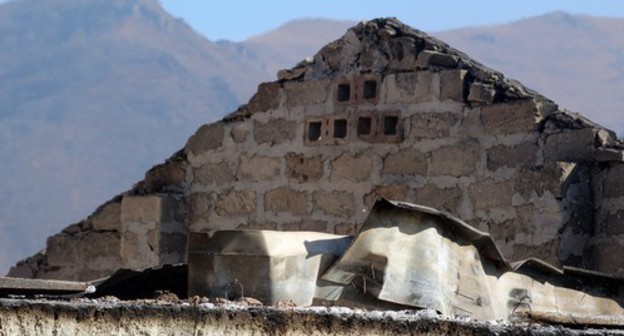 A collapsed roof of the house. Nagorno-Karabakh, November 16, 2020. Photo by Armine Martirosyan for the "Caucasian Knot"