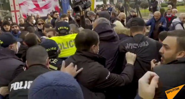 Clashes between the police and protesters. Batumi, December 13, 2020. Screenshot of the video by "Sputnik Грузия" https://www.youtube.com/watch?v=XW3Phkw6Mis&amp;feature=emb_title"