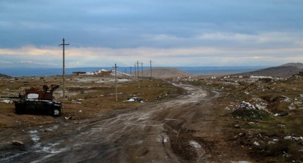 An Armenian tank destroyed near Djebrail. Photo by Aziz Karimov for the "Caucasian Knot"