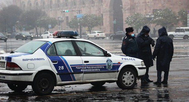 Policemen stand near the site of protest action in Yerevan, December 23, 2020. Photo by Tigran Petrosyan for the Caucasian Knot 