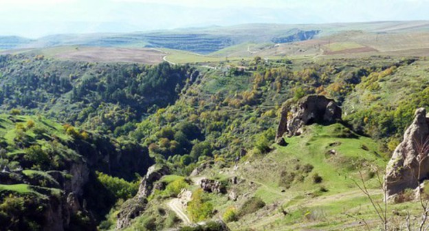 Vicinity of the village of Shurnukh. Photo: Moreau.henri - https://ru.wikipedia.org/wiki/Хндзореск#/media/Файл:457_Le_site_troglodytique_de_Khendzoresk_vue_d'ensemble_(près_du_Nagorny-Karabakh).JPG