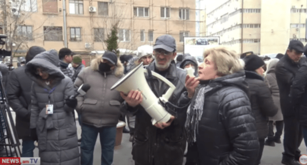 Protest action at the Ministry of Justice in Yerevan, January 8, 2021. Screenshot: https://youtu.be/qqWnPEPSIc4