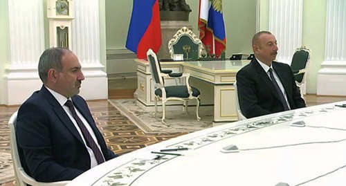 Nikol Pashinyan (on the left) and Ilham Aliev during the negotiations with Vladimir Putin. Screenshot of the video kremlin.ru/events/president/news/64877