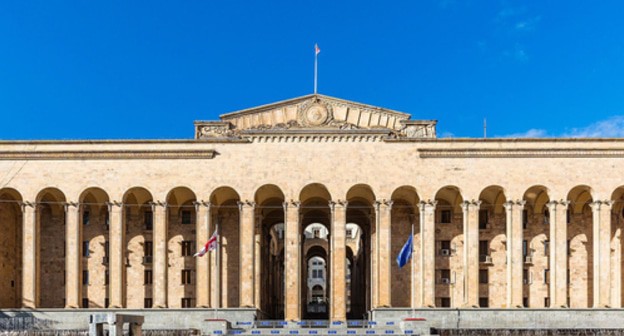 Georgian Parliament. Photo: Diego Delso, https://commons.wikimedia.org/wiki/Category:Parliament_of_Georgia