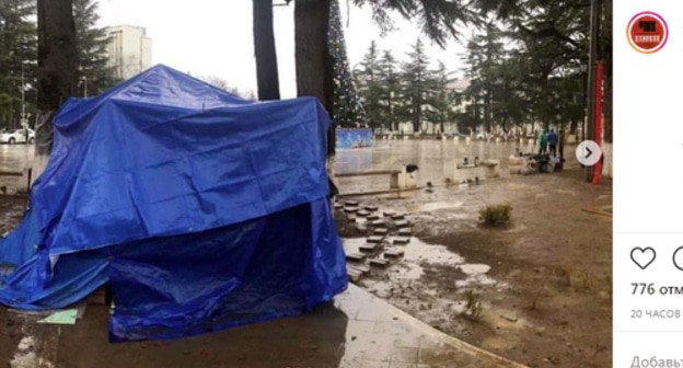 A tent in the central square of Tskhinvali set up by the relatives of Inal Djabiev who was killed on August 28. Screenshot of the post https://www.instagram.com/p/CJ6FJIYLtci/